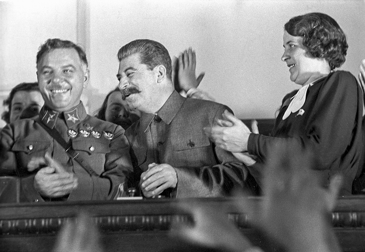 クリメント・ヴォロシーロフ（左側）とヨシフ・スターリン、1936年
