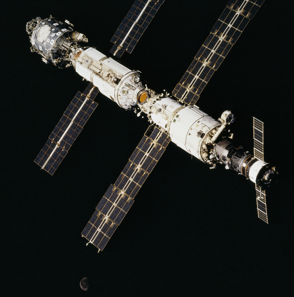 Три модуля МКС: «Звезда», «Заря» и «Юнити». 2000 год