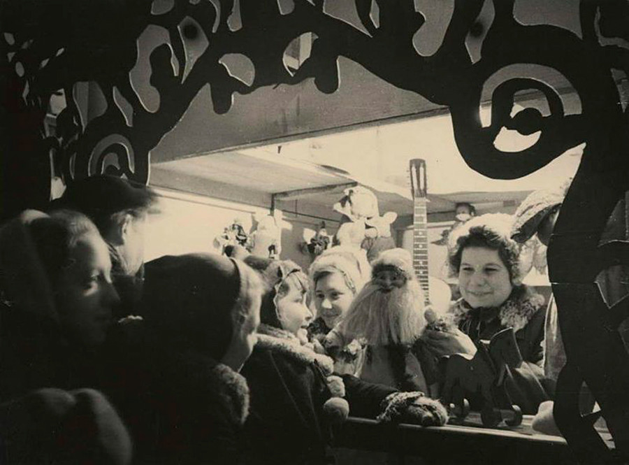 新年用のおもちゃが並ぶ露店、1949年