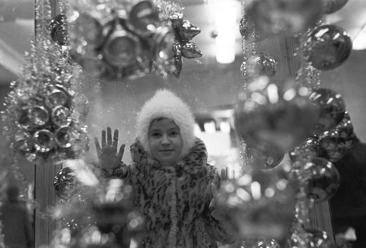 モスクワにあるデパート「ジェツキー・ミール」のショーウインドウを眺める少女、1967年