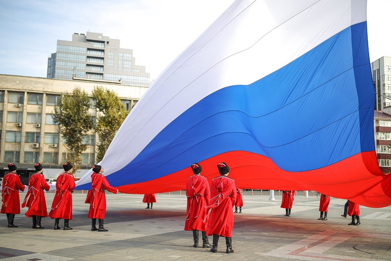 Slavnostna slovesnost dviga državne zastave Ruske federacije s strani Kozakov častne straže kubanske kozaške vojske na dan narodne enotnosti na glavnem mestnem trgu v Krasnodarju.
