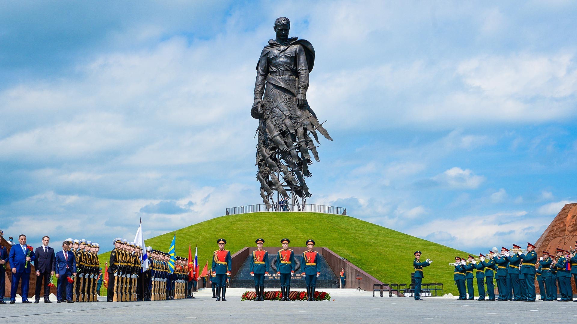 Otvoritvena slovesnost Rževskega spomenika sovjetskemu vojaku.
