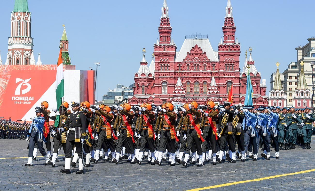 Vojaški uslužbenci indijske vojske med vojaško parado ob 75. obletnici zmage.
