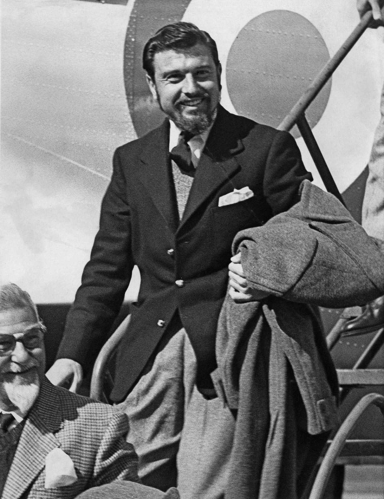 Der britische Diplomat und Spion George Blake kommt nach seiner Freilassung am 22. April 1953 in Oxfordshire an.