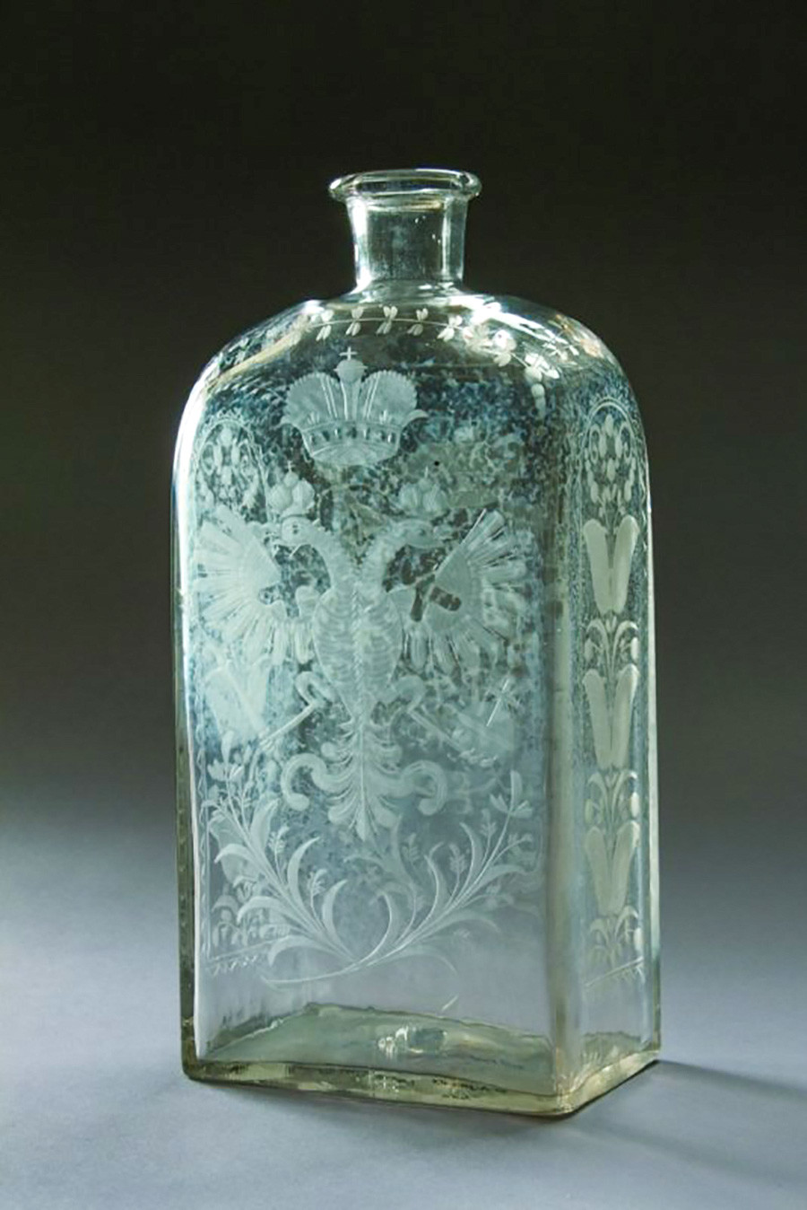 Штоф (боца од 1,23 л; стара мера за запремину течности и за стаклену флашу која је служила за алкохолна пића). Средина 18. века. Безбојно матирано стакло. Фабрика у Петербургу.