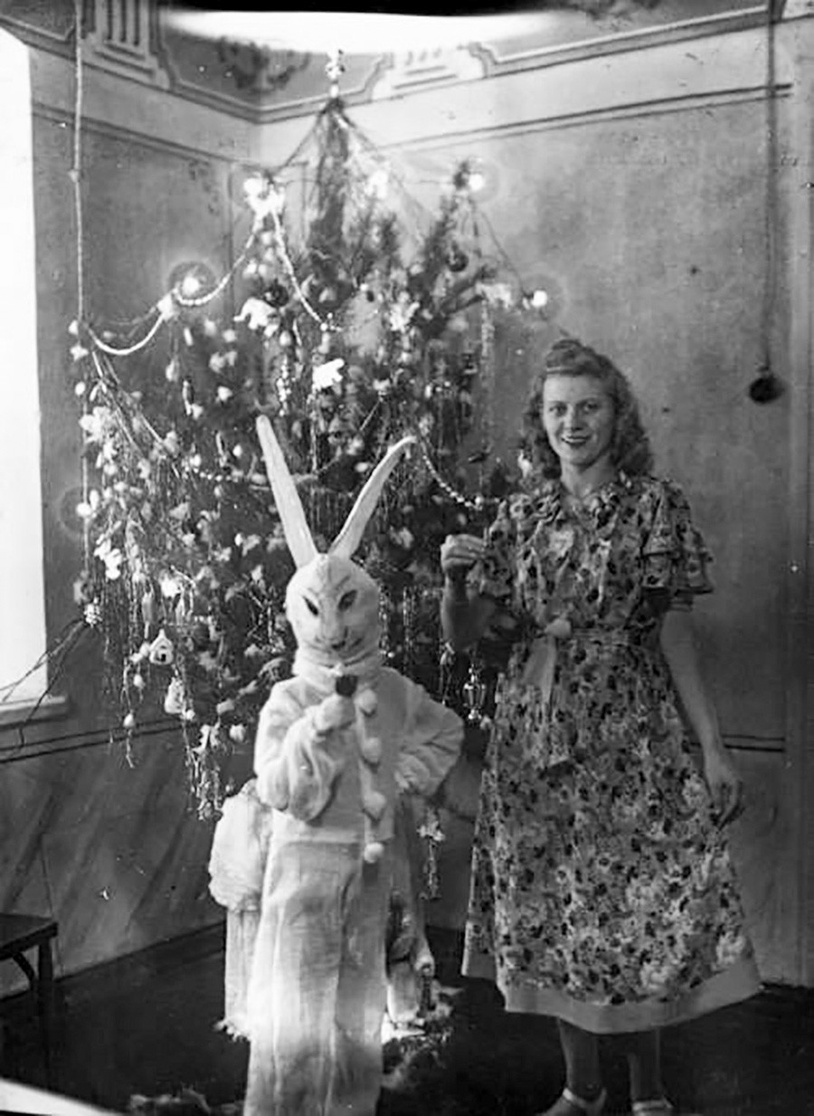 Rien de plus facile que de créer un costume de lapin ? Certains, pourtant, échouaient à en juger par la créature effrayante qu’on voit sur cette photo. 