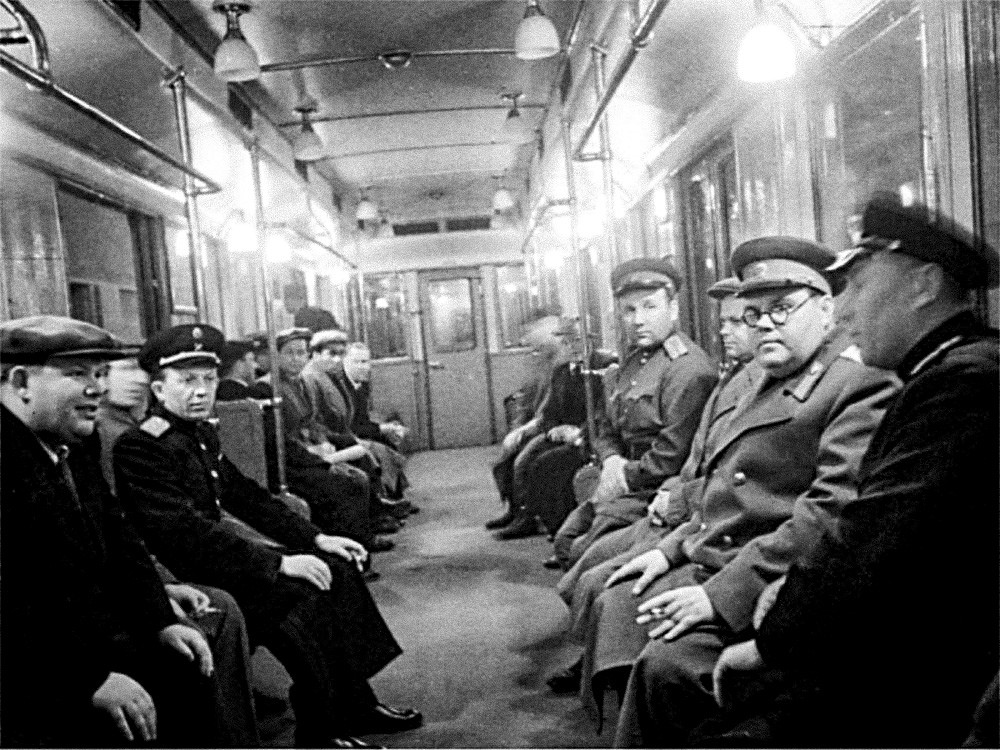Ščerbakov (drugi z desne) na otvoritvi nove postaje moskovskega metroja Elektrozavodskaja, 1944