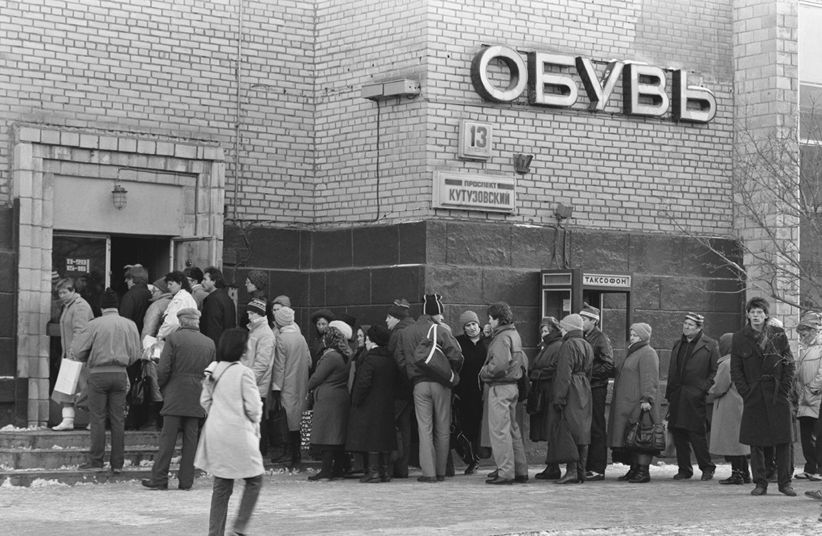 Des Soviétiques font la queue pour acheter des bottes d'hiver à Moscou en 1988