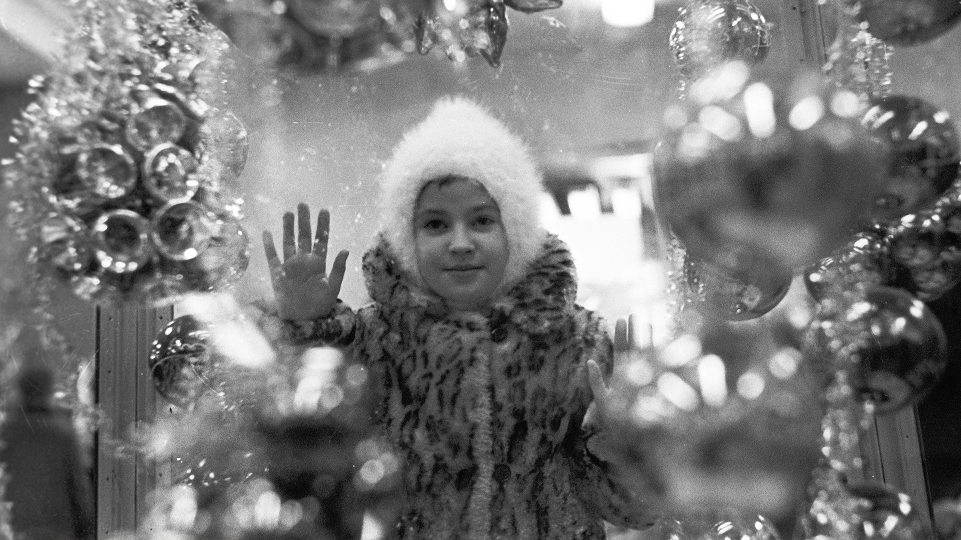 Une fille devant la vitrine du magasin, 1967 