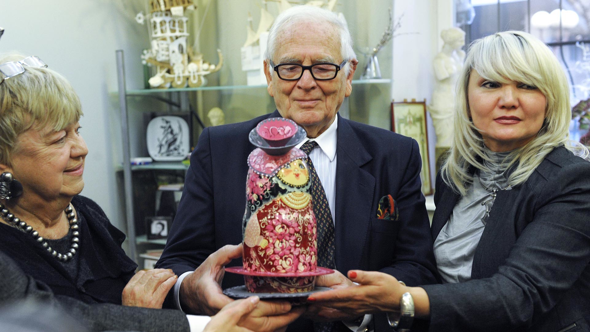 Pierre Cardin à l'école d'art pour enfants 