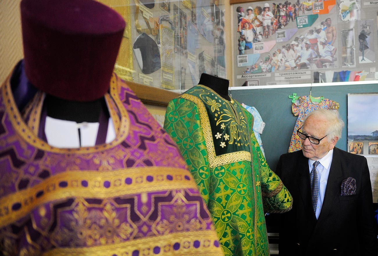 Pierre Cardin examinant des exemples de vêtements de clergé lors de sa visite à l'Université d'État de l'industrie légère et à l'Institut de design de Moscou.