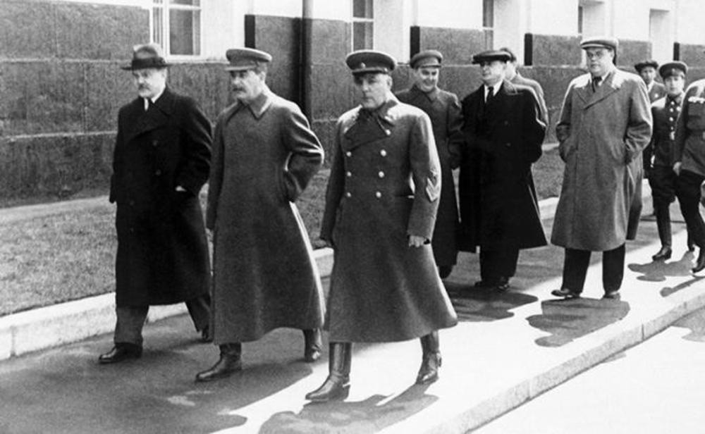 Au premier plan : Molotov, Staline Vorochilov. Sur le fond : Malenkov, Beria, Chtcherbakov