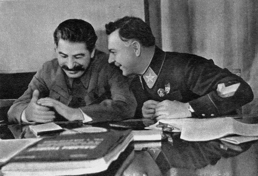 И.В. Сталин с маршал на Съветския съюз К. Е. Ворошилов през 1935 г.
