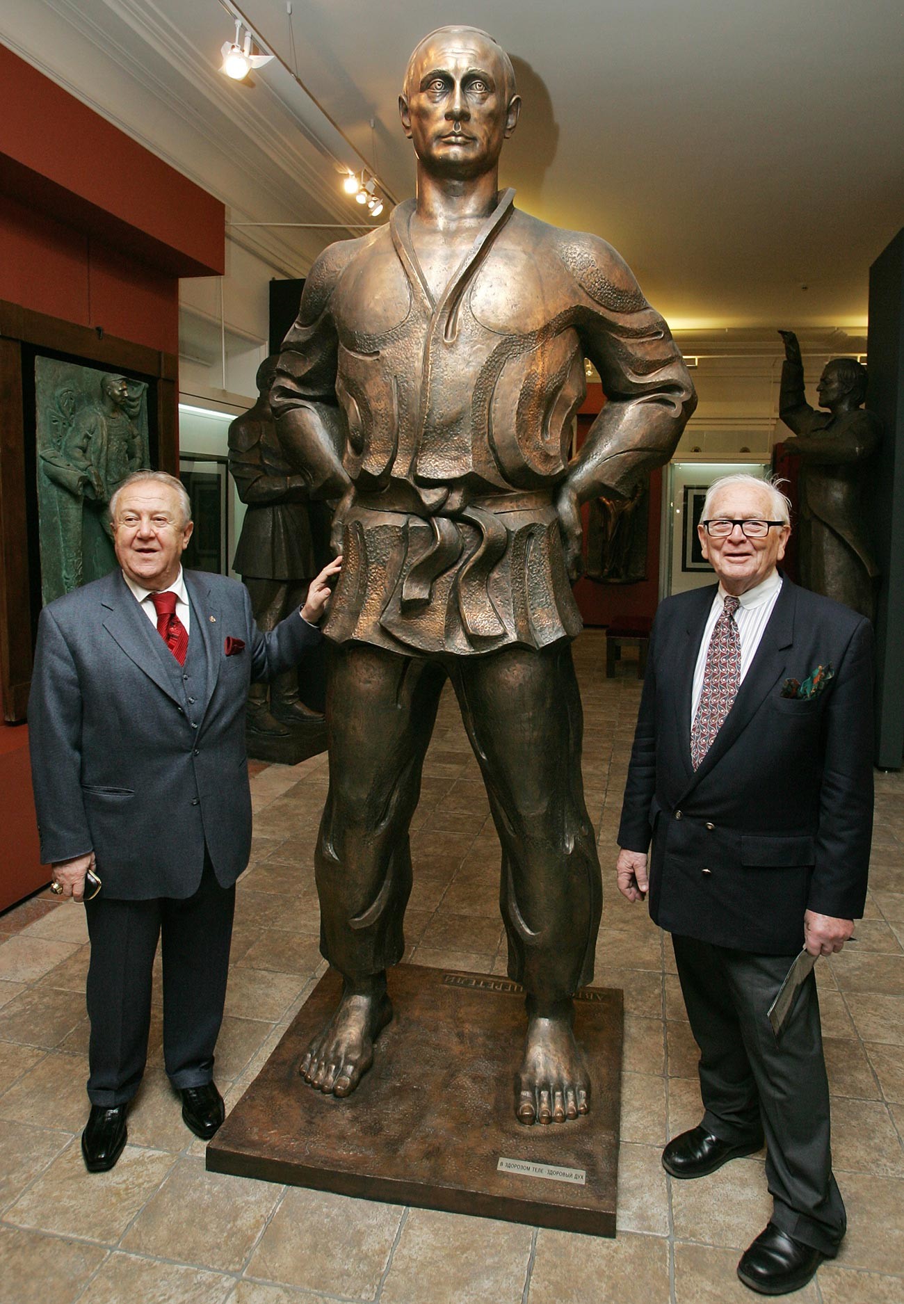 Russian sculptor Zurab Tsereteli, his statue of Vladimir Putin, and Pierre Cardin. Tsereteli awarded Cardin honorary membership into the  the Russian Academy of Arts, 2008