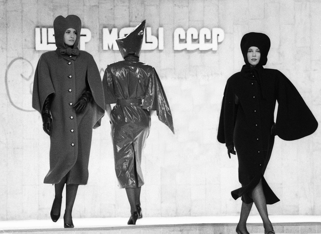 Modelle in passerella con gli abiti dello stilista Pierre Cardin, Mosca, 1989