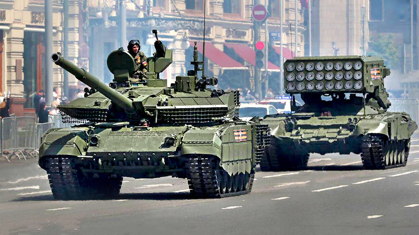 Основни борбени тенк Т-90М "Пробој" у тешки вишецевни лансер ракета кал.220мм ТОС-1А "Солнцепек"
