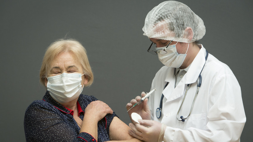 Seorang wanita lanjut usia tengah menjalani vaksinasi COVID-19 dengan vaksin Sputnik V, Jumat (1/1).