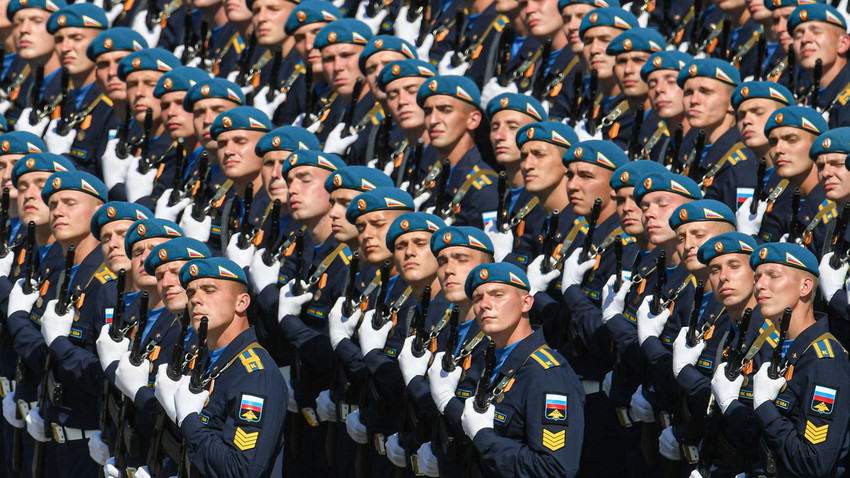 Tentara Rusia dalam parade militer untuk memperingati 75 tahun Kemenangan dalam Perang Dunia II di Lapangan Merah, Moskow, Rabu (24/6/20).