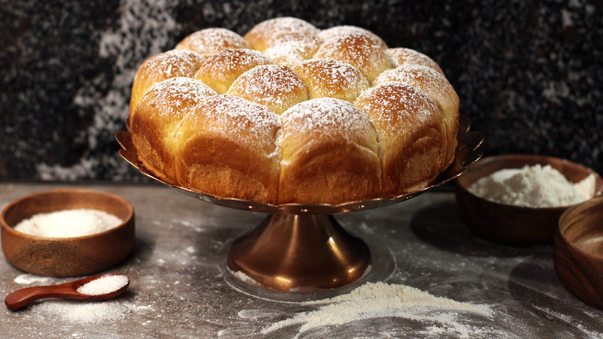 This sweet multi-bun pie with a sourish apricot jam filling is the perfect pastry to share with loved ones.