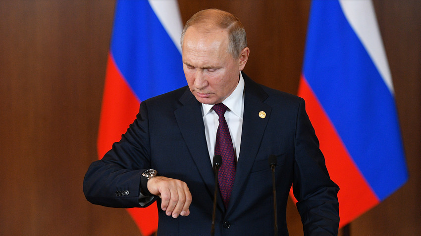 Ruski predsjednik Vladimir Putin gleda u sat na konferenciji za novinare poslije 11. summita lidera BRICS-a u Brazilu.

