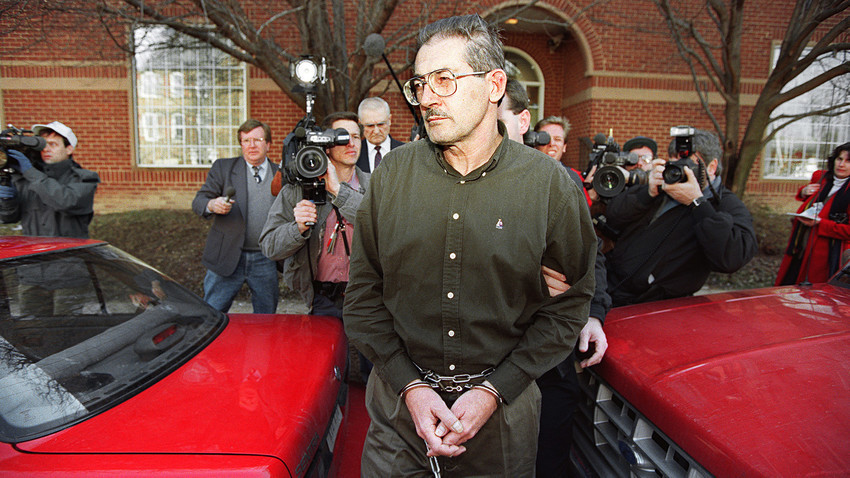 Поранешниот постар службеник на ЦИА Олдриџ Хејзен Ејмс по судењето од 22 февруари 1994 година во врска со обвинението дека шпионирал во корист на поранешниот Советски Сојуз.