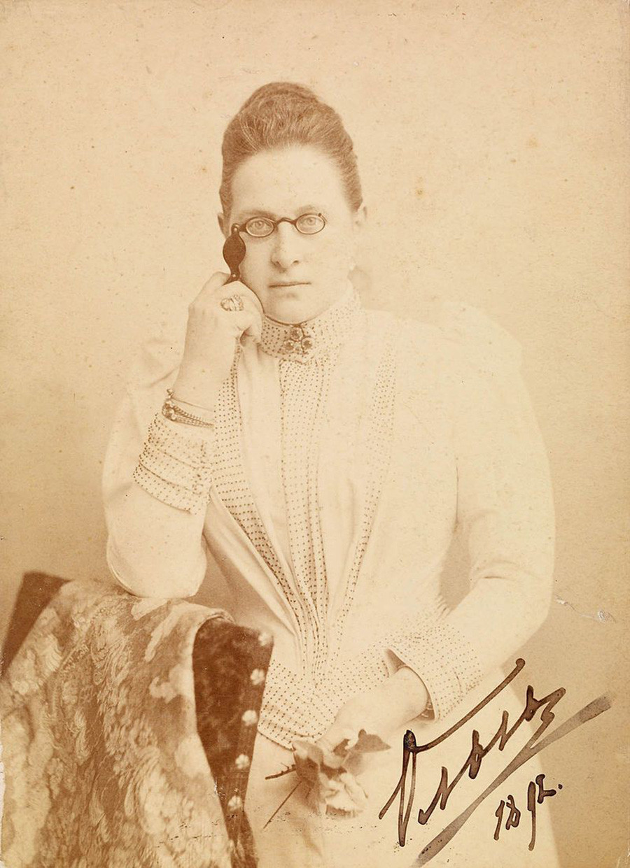 Олга Константиновна с очила