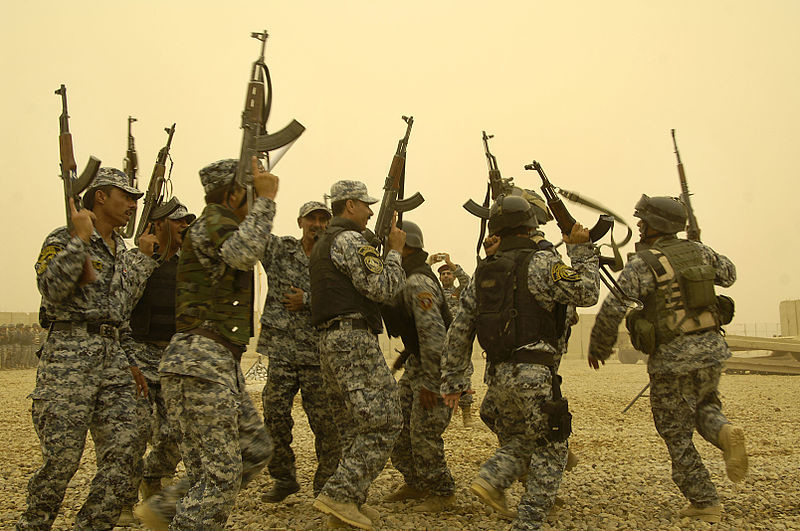 Policías iraquíes bailan portando sus AK-47