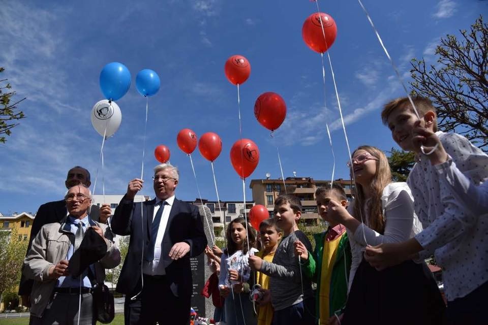 Амбасадорот Баздникин со младите пушта балони во воздухот по повод Денот на космнаутиката, Скопје, 12 април 2019 година
