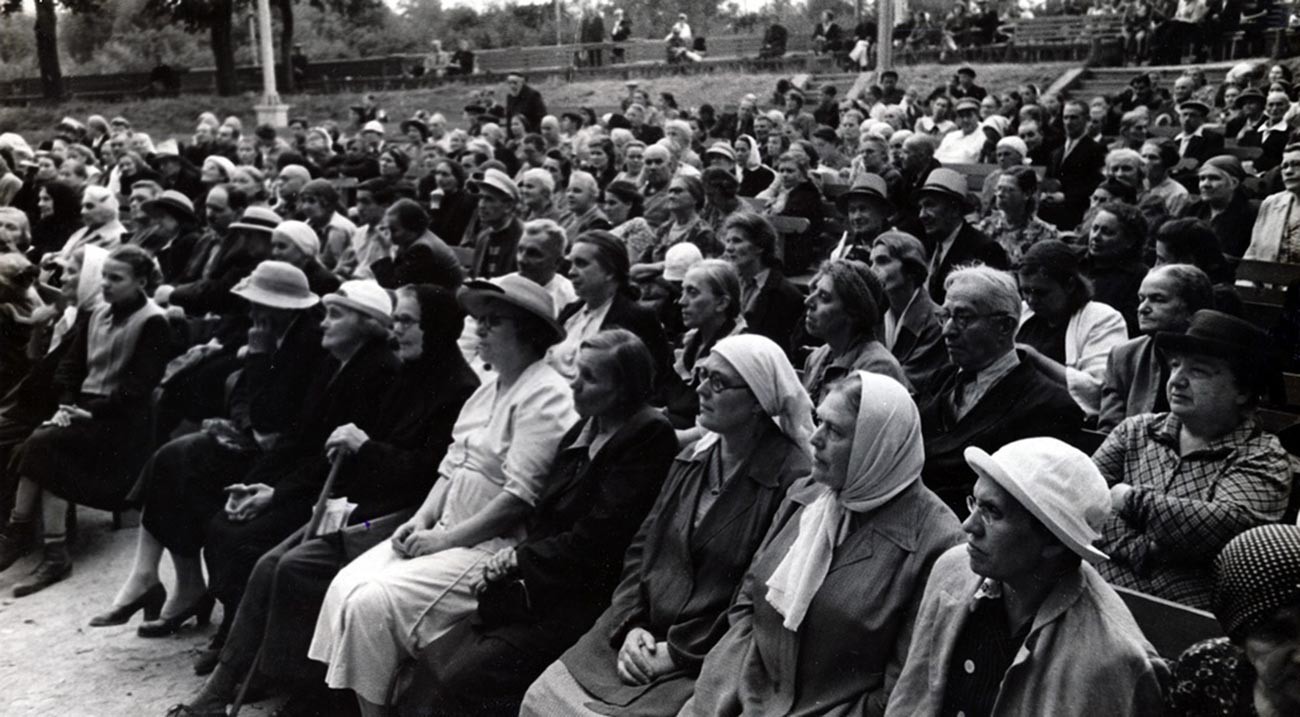 Зрители. Москва, 1955 г.