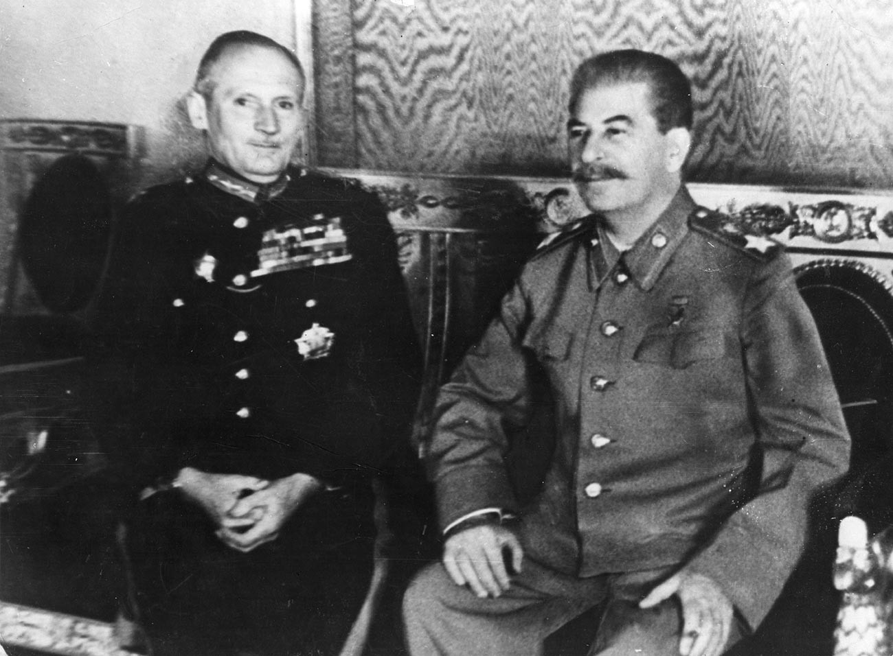 Marsekal Lapangan Inggris Marshal Bernard L. Montgomery (mengenakan 'TOrde Kemenangan) dan Josef Stalin.