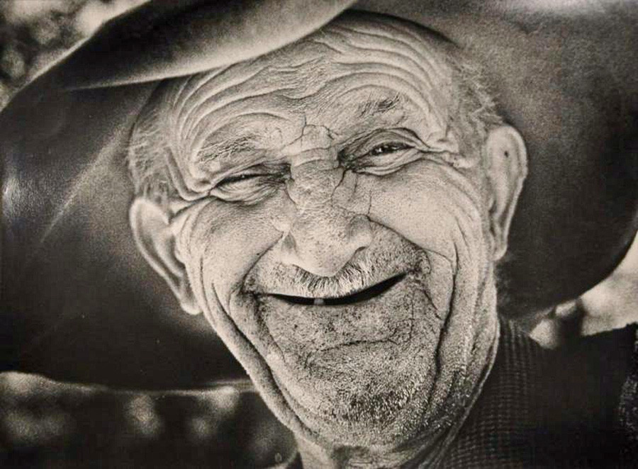Retrato de abuelo riendo, años 70