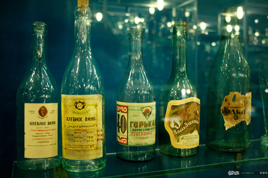 Una botella del primer vodka ruso (el del medio)
