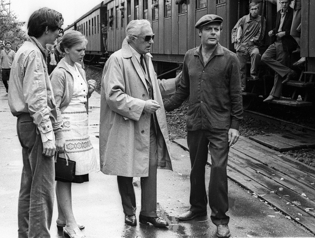 Marcello Mastroianni, el director italiano Vittorio de Sica y la actriz soviética Lyudmila Savelyeva filmando ‘Los Girasoles’