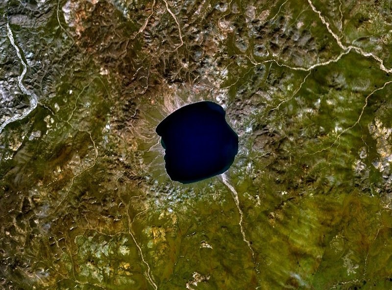 El Yelguiguitin podría ser un cráter de impacto. Se estima que su edad es de 3,5 millones de años.