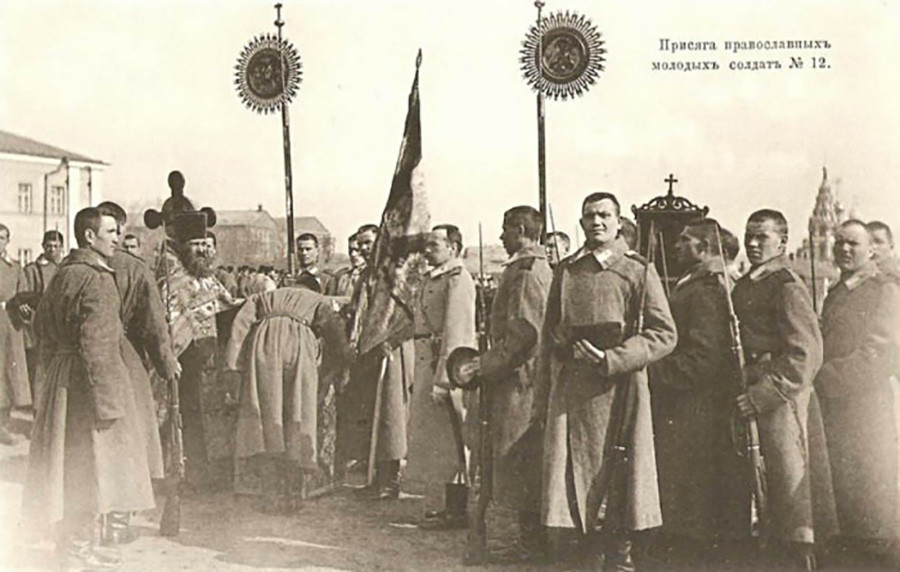 Serment d'allégeance des recrues orthodoxes du 3e régiment de grenadiers de Pernovski, Moscou, mars 1904