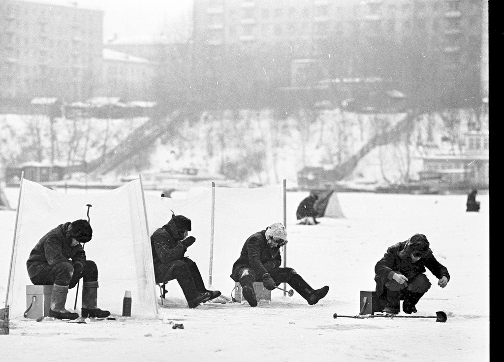 Pesca no gelo no rio Moscou