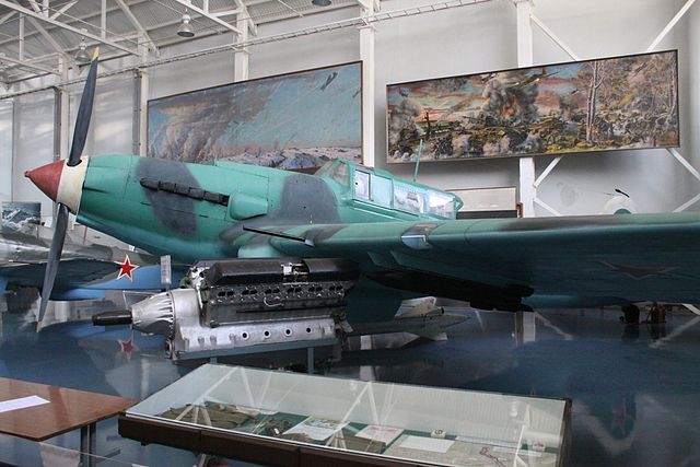Mikulin AM-38F junto a IL-2