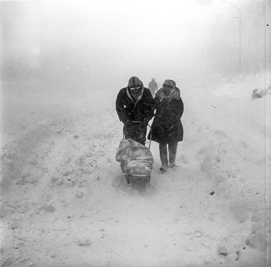 子どもを連れて歩く親、冬バージョン