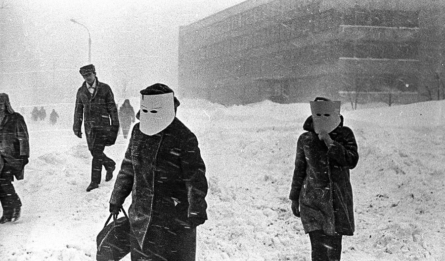 吹雪から顔を守るフェイスシールドをつける女性たち