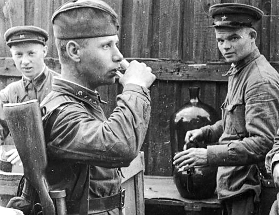 Un soldat soviétique buvant 100 grammes de vodka