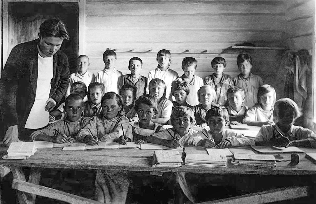 Gruppo di scolari in uno speciale insediamento negli Urali 