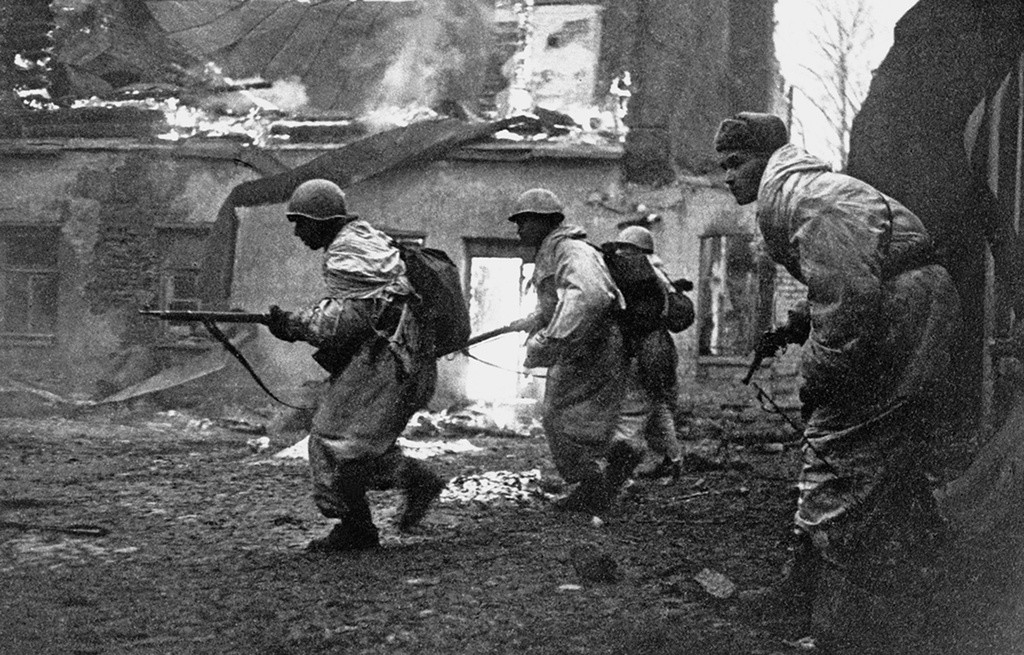 Войници от дивизията на полковник Щеглов се борят с врага в покрайнините на Гатчина, Ленинградска област, януари 1944 г.

