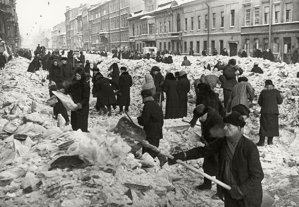 Жители на обсадения Ленинград чистят сняг от Литейни проспект, 1942 г.

