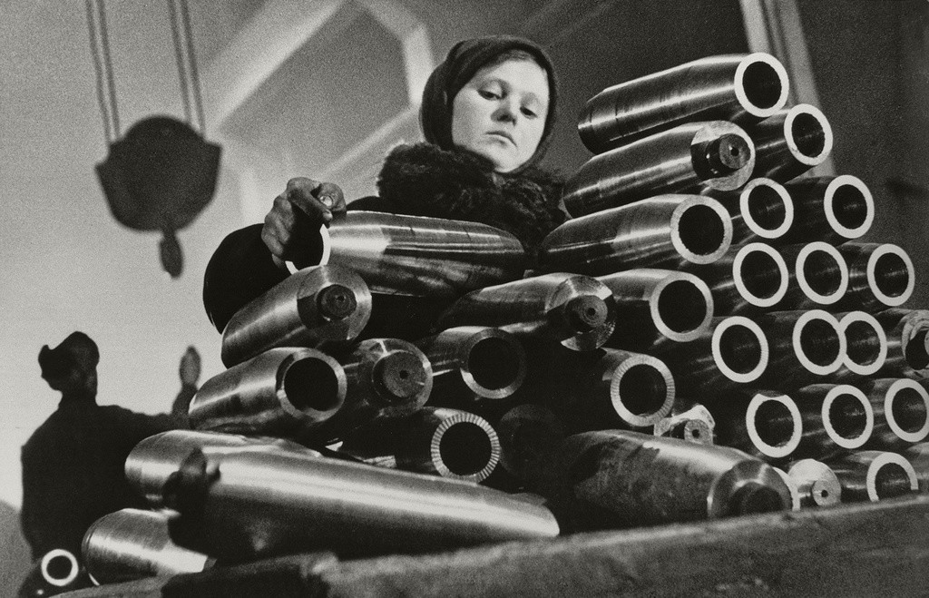 Dekle spravlja pakete granat v eni od leningrajskih tovarn, 1942.