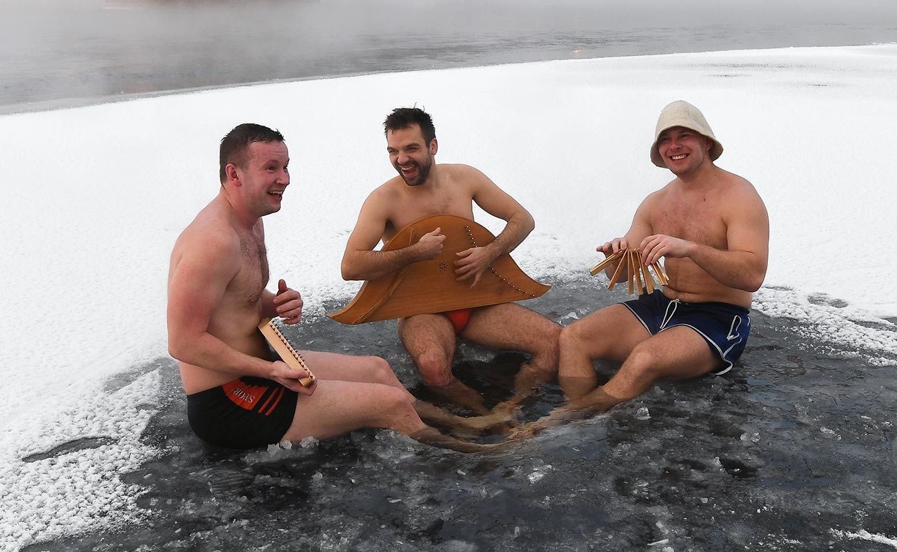 Membres du club familial de renforcement corporel Krepych, dans l'eau gelée du fleuve Enisseï, à Krasnoïarsk (Sibérie)