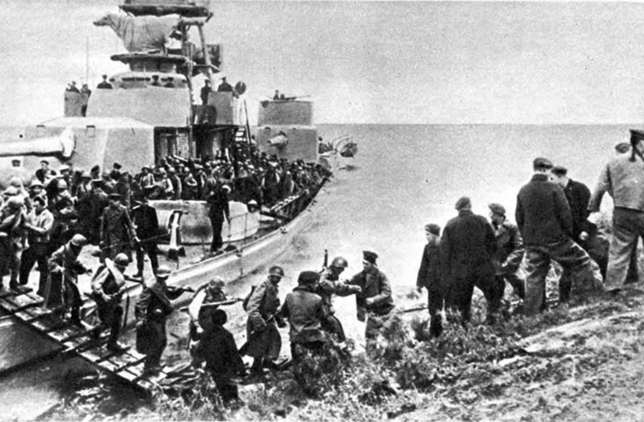 Совјетске трупе форсирају реку Сунгари на Амурској флотили.