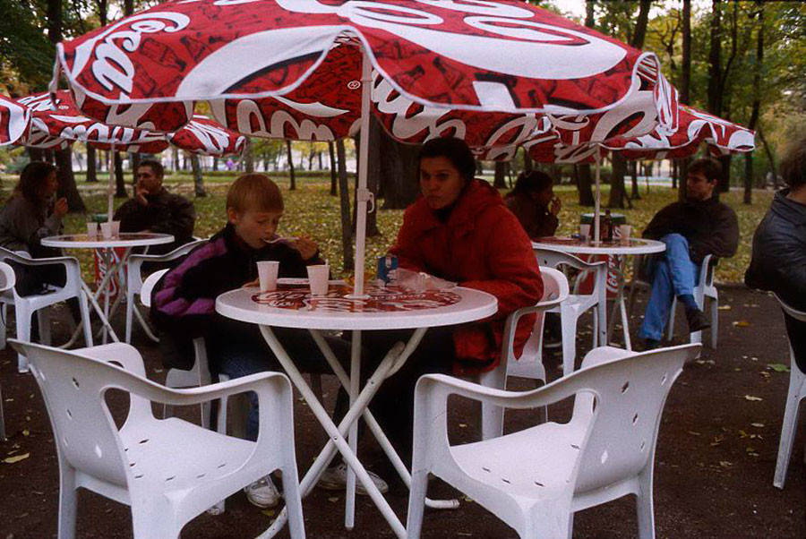 Un café-terrasse, 1995