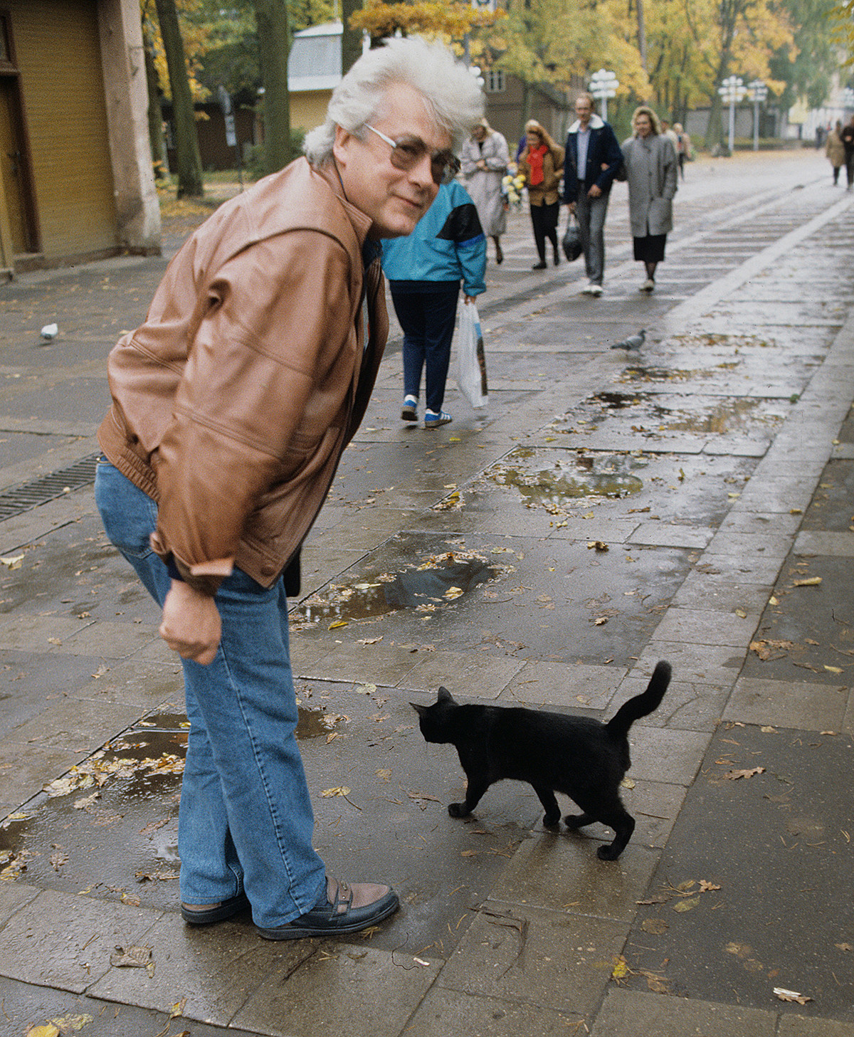 Allan Tchoumak, guérisseur extrasensoriel et personnalité télévisée soviétique et russe, rencontrant un chat noir