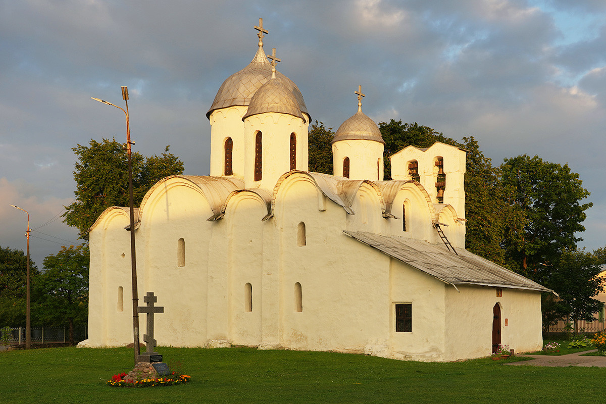 Biara khusus perempuan Ivanovskiy atau Katedral Yohanes Pembaptis dari abad ke-13 di Pskov.