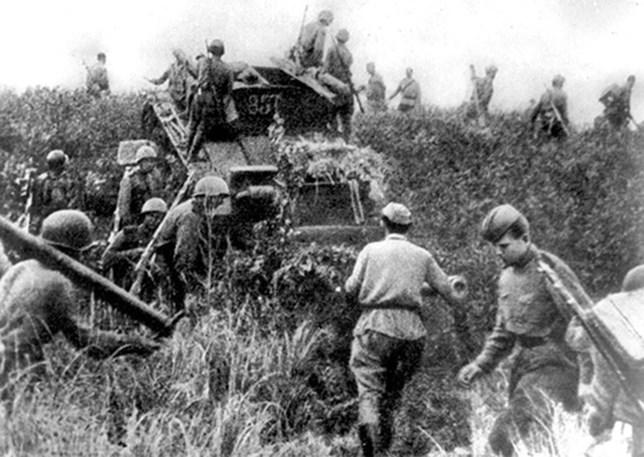 ソビエト赤軍歩兵は満州の国境を越える。1945年8月9日